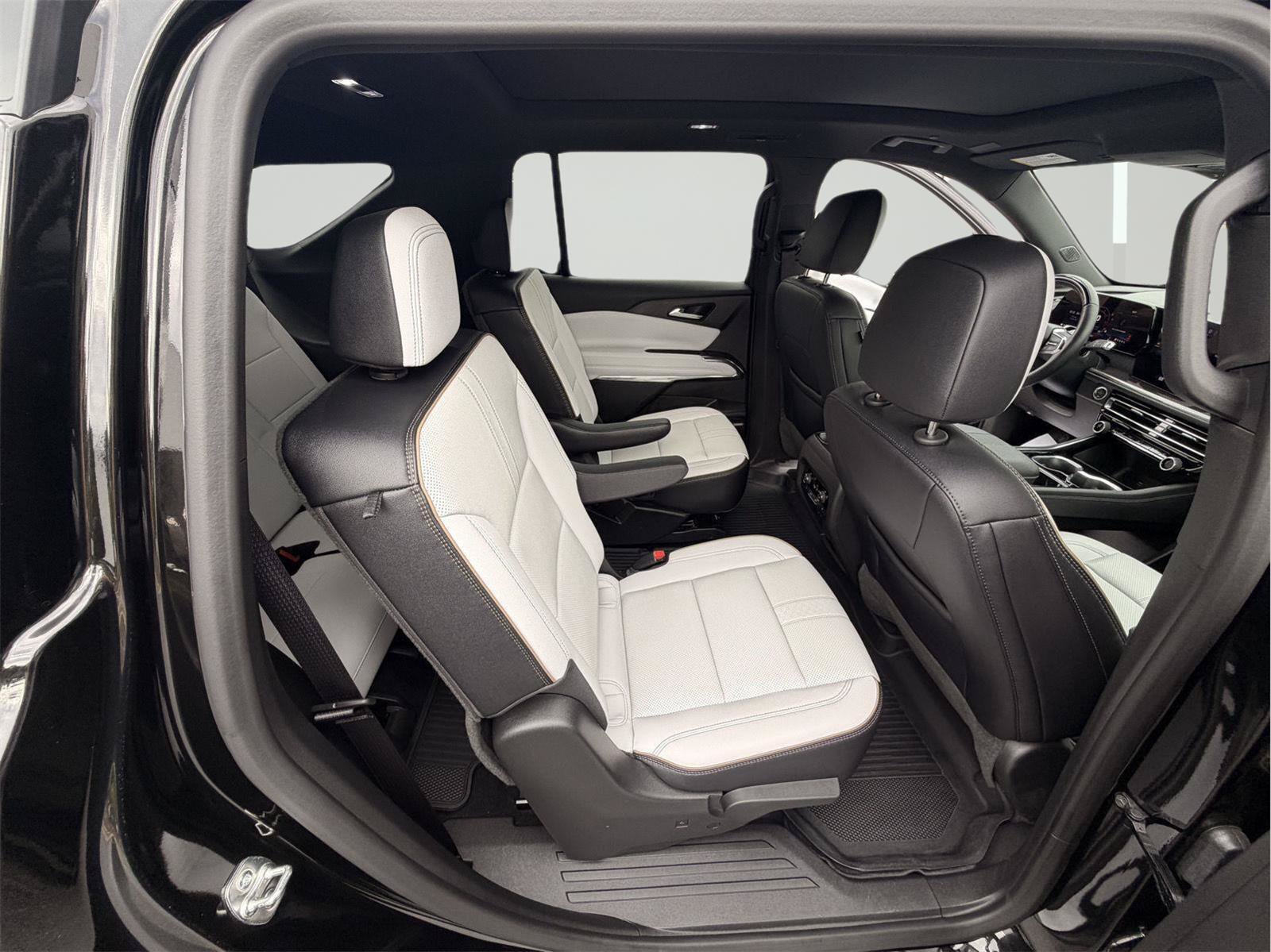 Used 2025 Chevrolet Traverse High Country FWD image 31