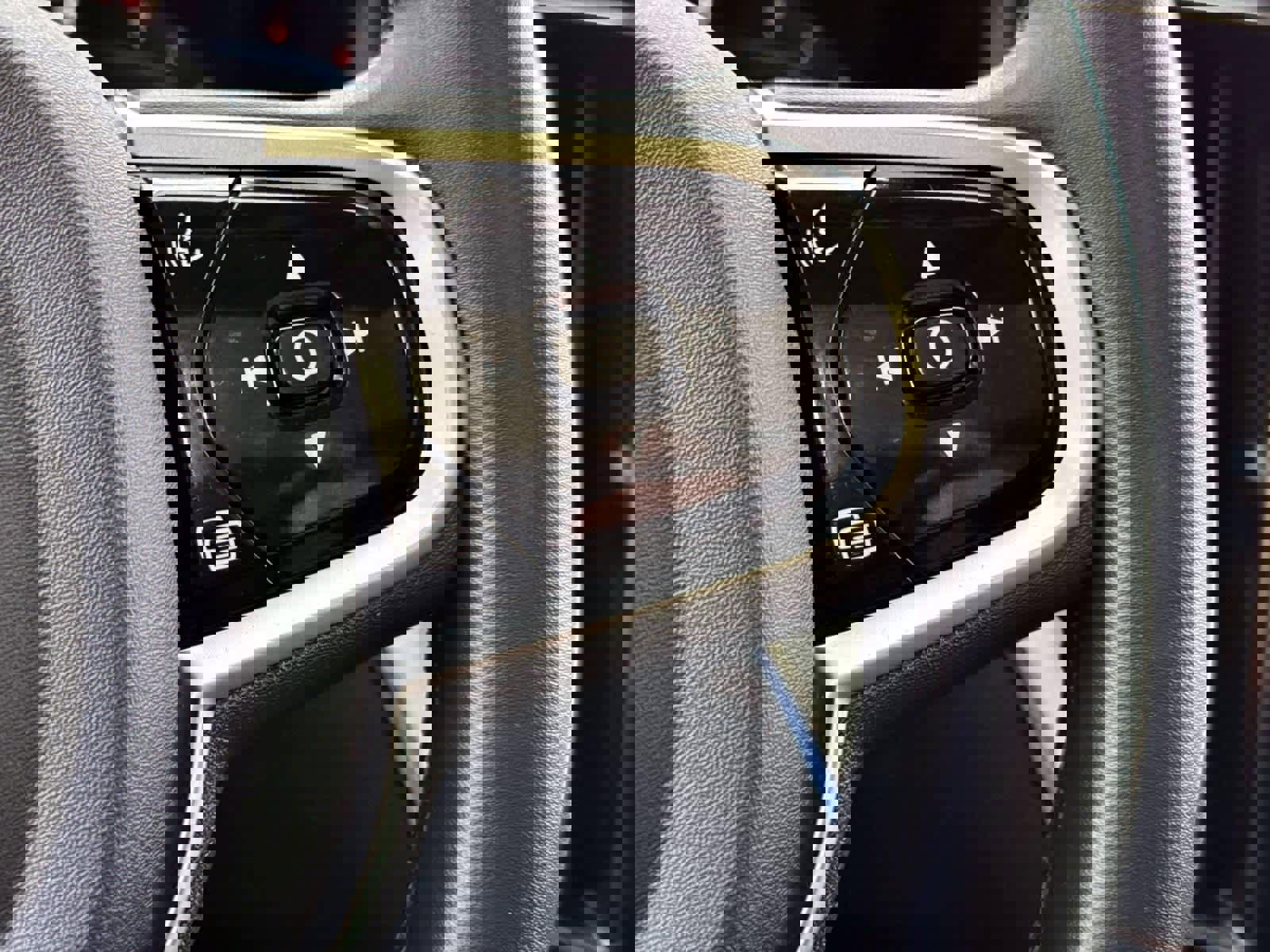 Used 2025 Volvo XC60 B5 Plus image 21