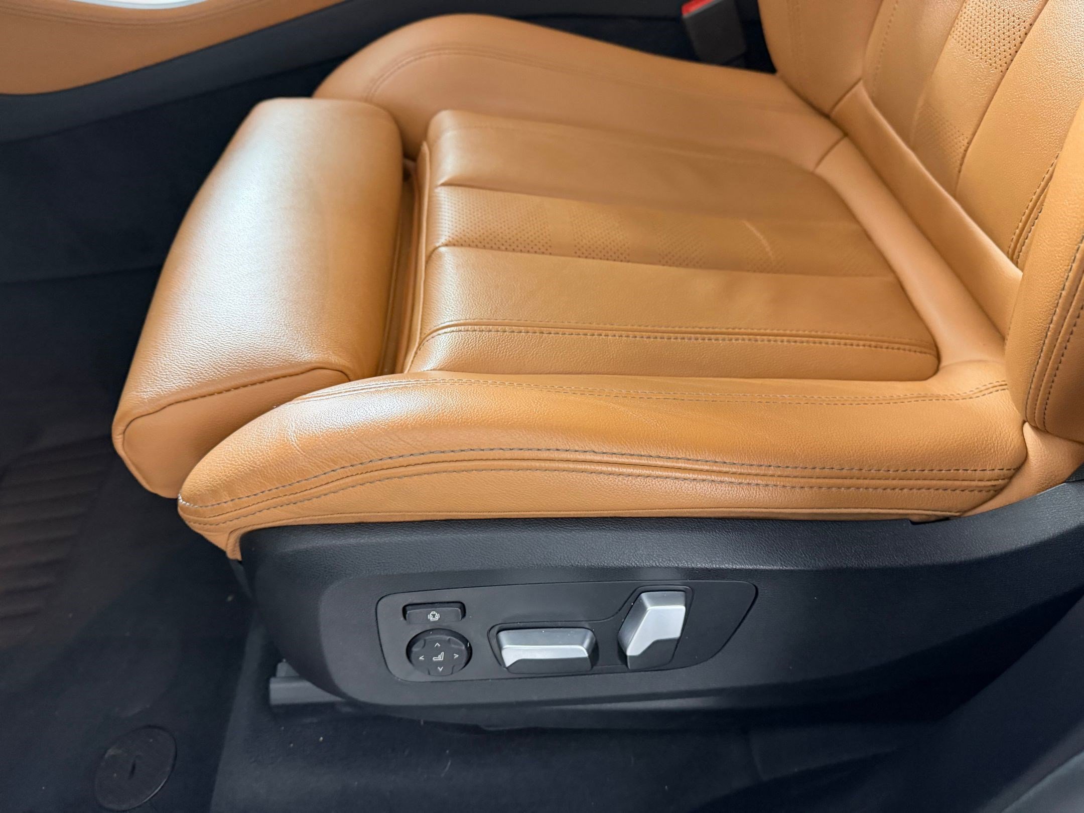 Certified 2022 BMW X5 xDrive45e w/ Climate Comfort Package image 13