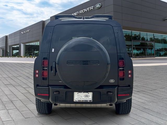 Used 2023 Land Rover Defender 130 X-Dynamic SE image 4