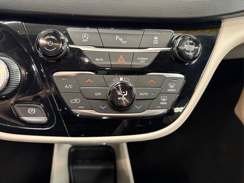 Used 2019 Chrysler Pacifica Touring-L image 31