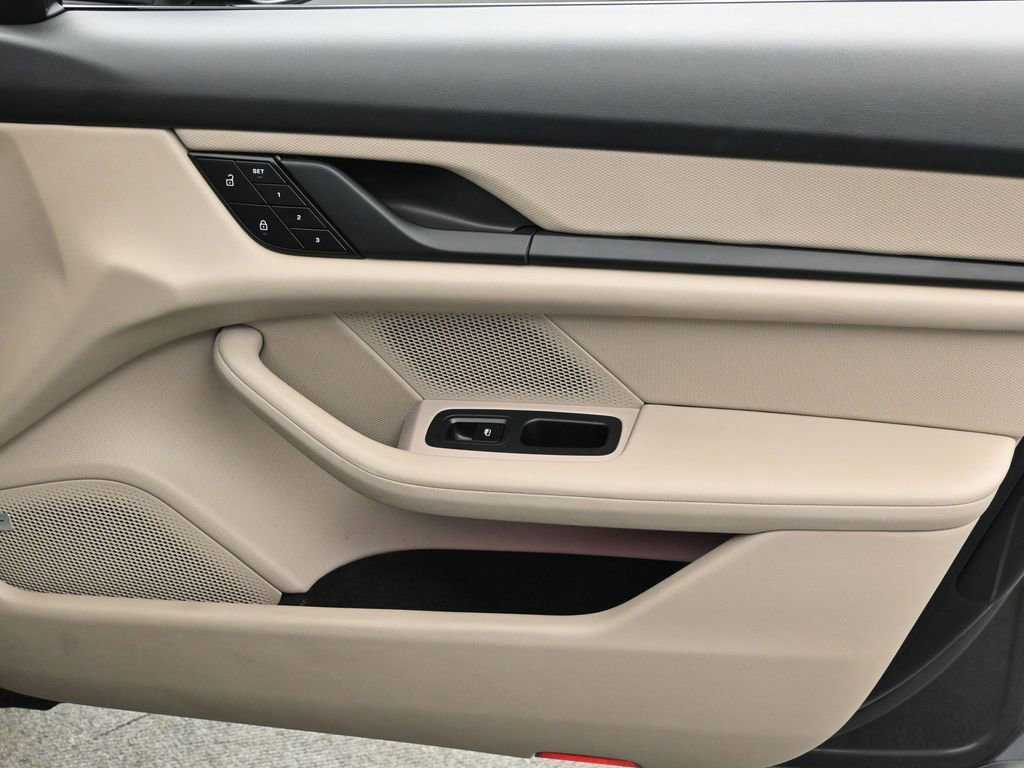 Used 2022 Porsche Taycan 4S image 21