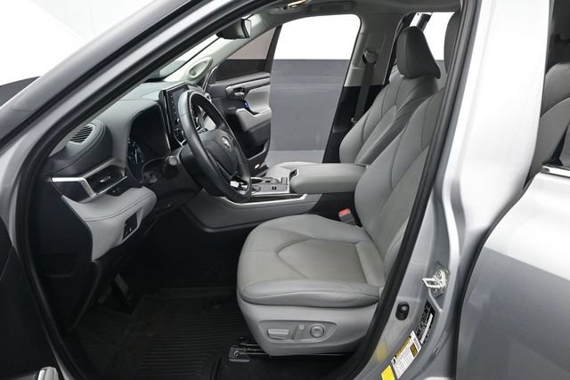 Used 2021 Toyota Highlander Limited FWD image 11