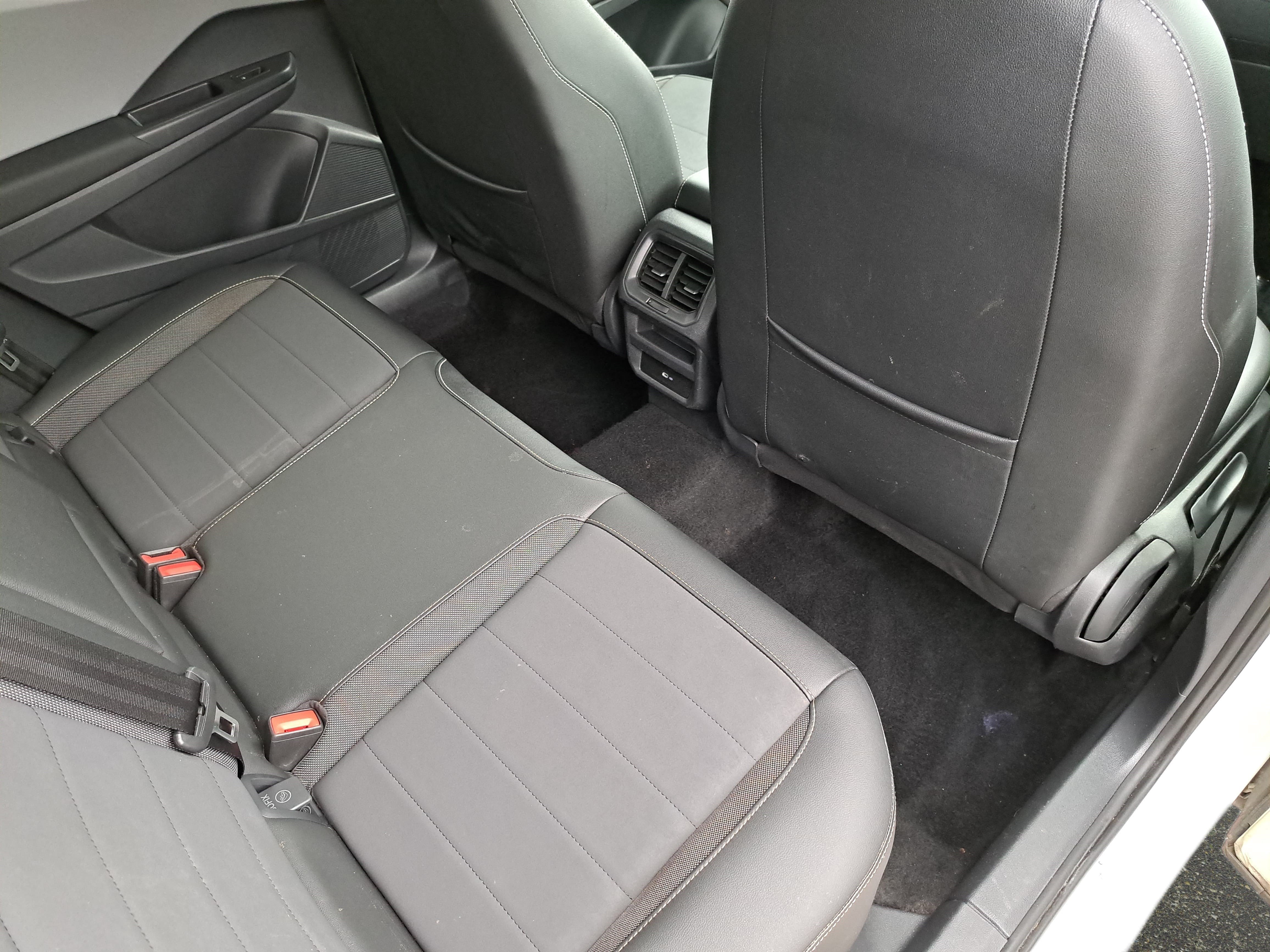 Used 2023 Volkswagen Taos SE w/ Panoramic Sunroof Package FWD image 11