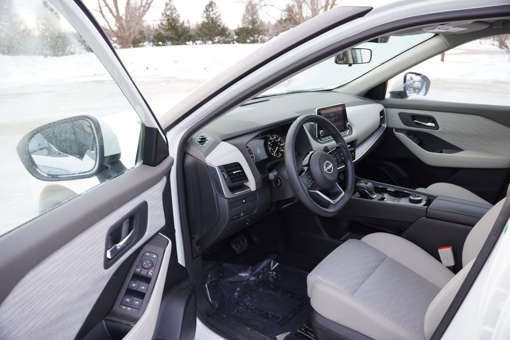 Used 2023 Nissan Rogue SV image 14