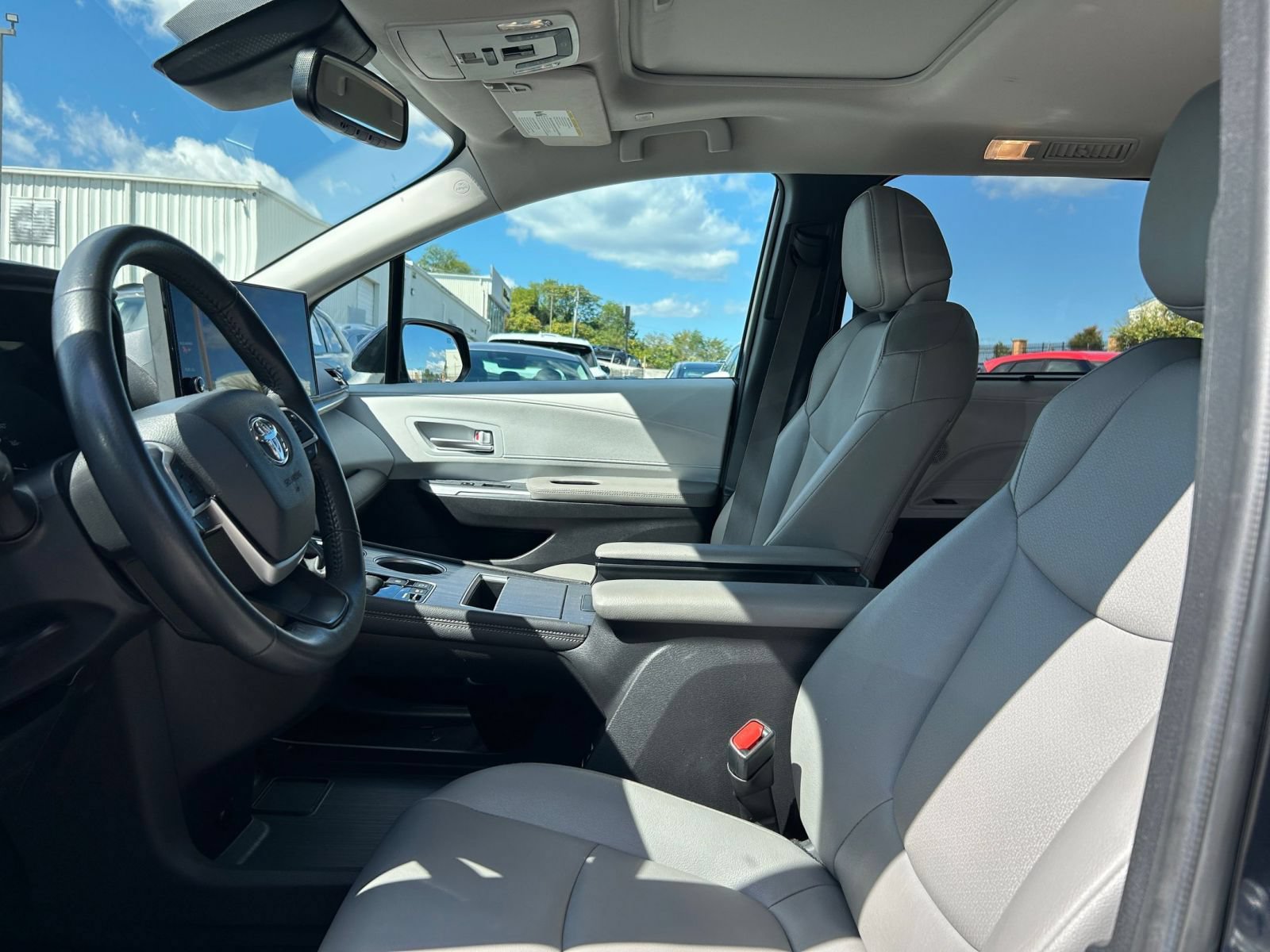 Used 2025 Toyota Sienna XLE FWD image 24