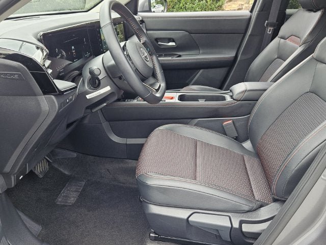 Used 2025 Nissan Kicks SR AWD/4WD image 17
