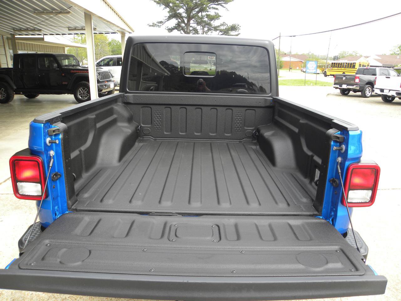 Used 2023 Jeep Gladiator Sport AWD/4WD image 9