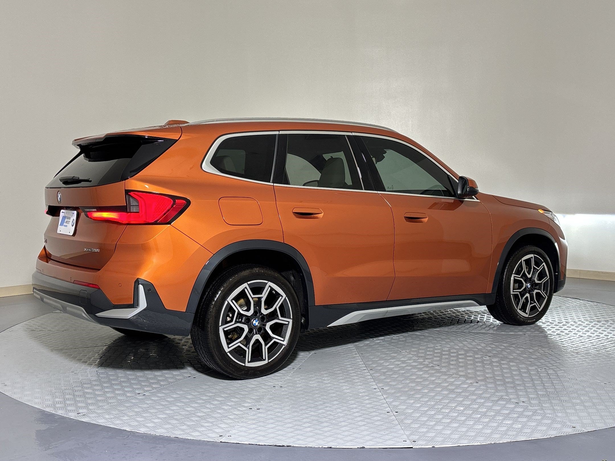 Used 2025 BMW X1 xDrive28i w/ Convenience Package AWD/4WD image 9