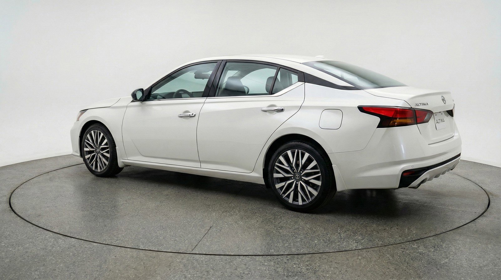 Used 2025 Nissan Altima 2.5 SV FWD image 6