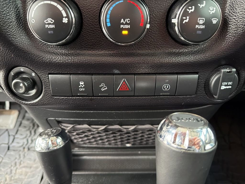 Used 2018 Jeep Wrangler Unlimited Rubicon w/ Connectivity Group image 34