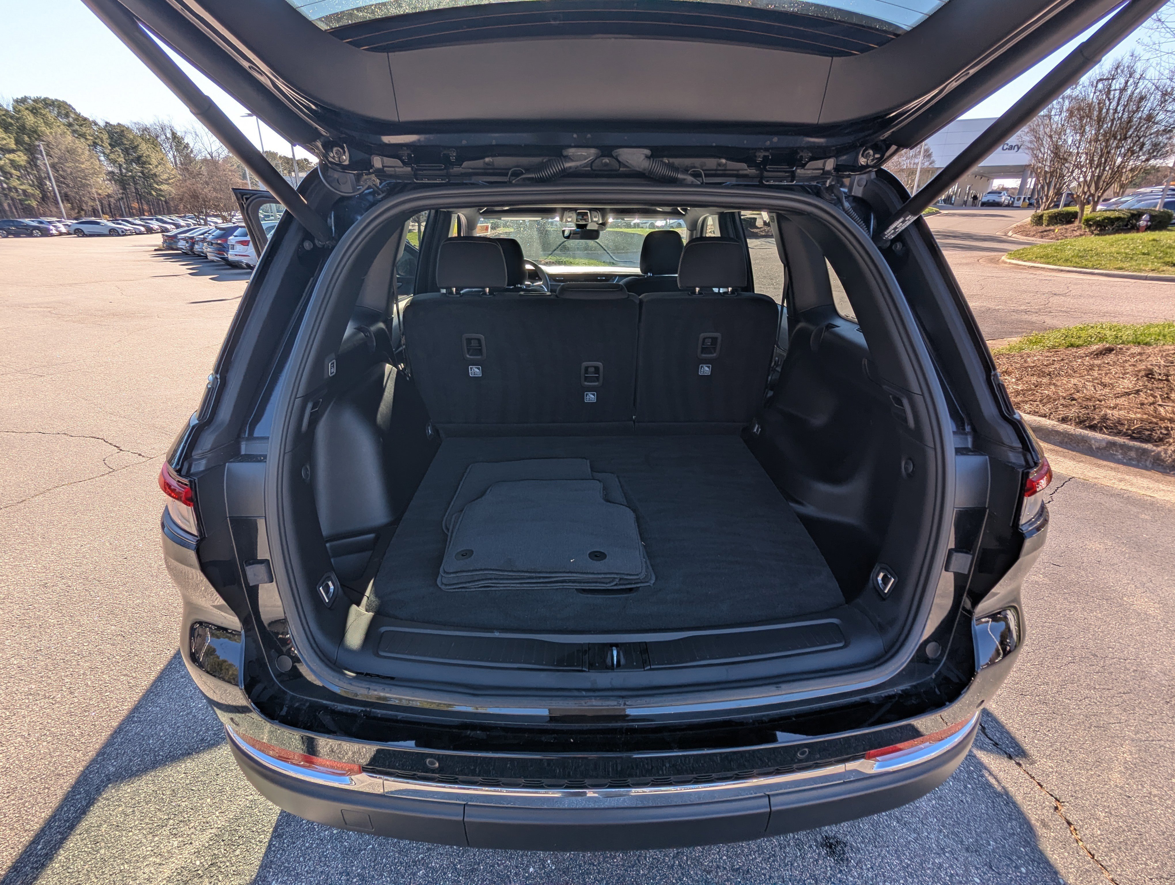 Used 2025 Jeep Grand Cherokee Laredo X w/ Luxury Tech Group I image 15