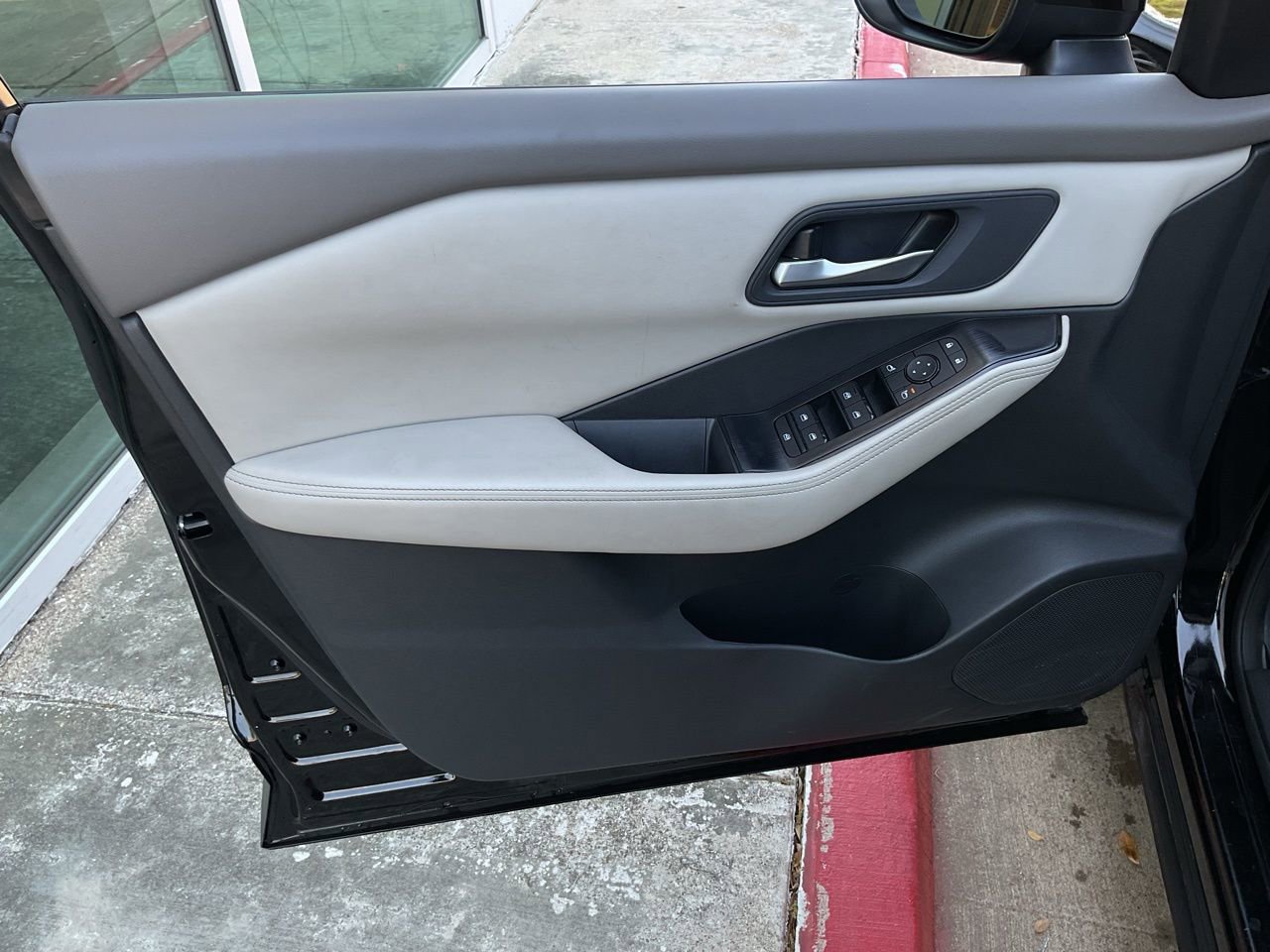 Used 2025 Nissan Rogue SV image 12