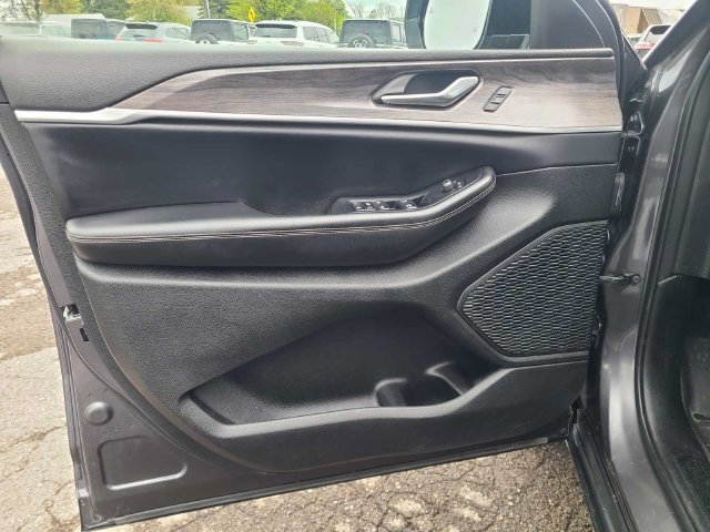 Used 2023 Jeep Grand Cherokee L Limited AWD/4WD image 15