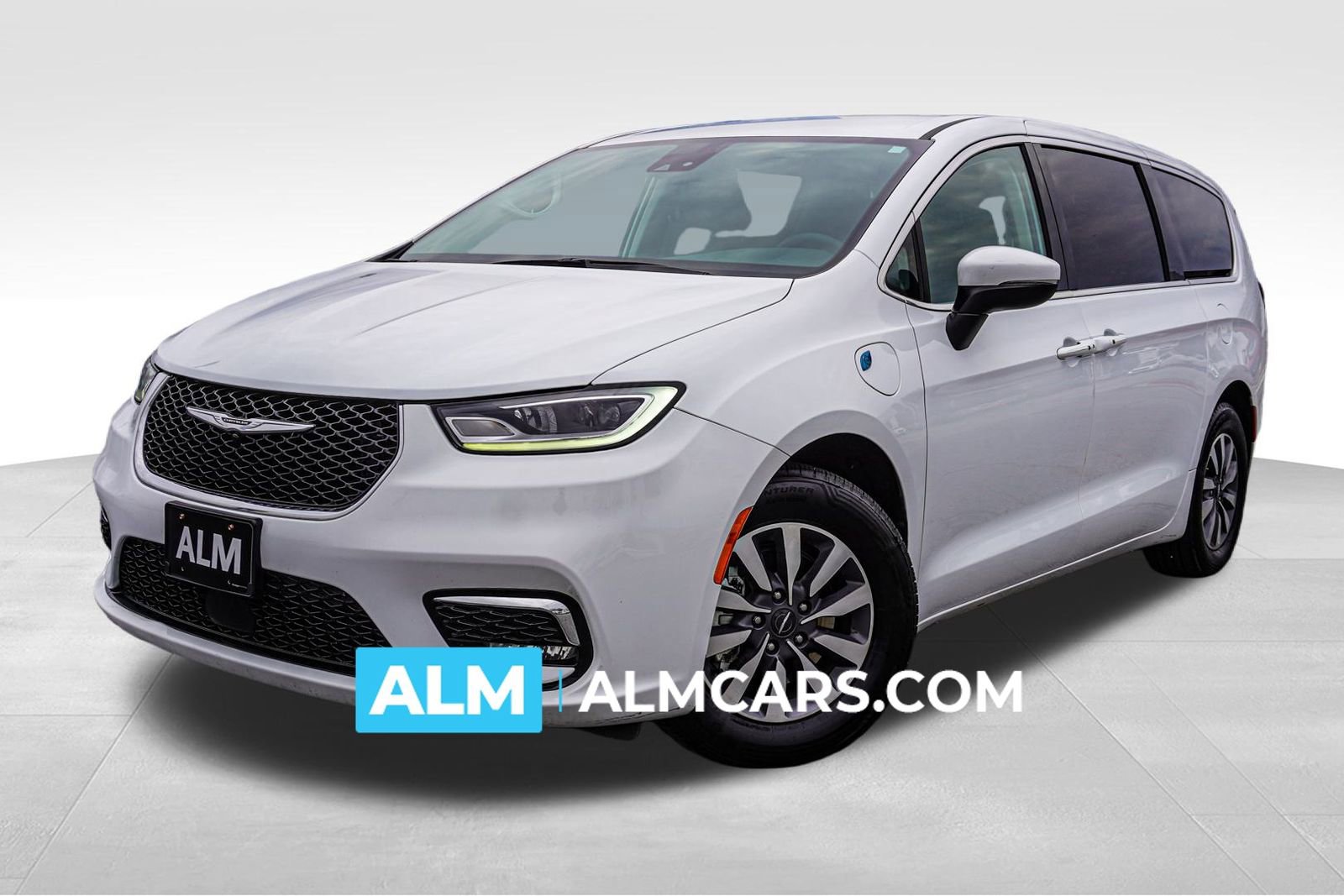 Used 2023 Chrysler Pacifica Touring-L image 1