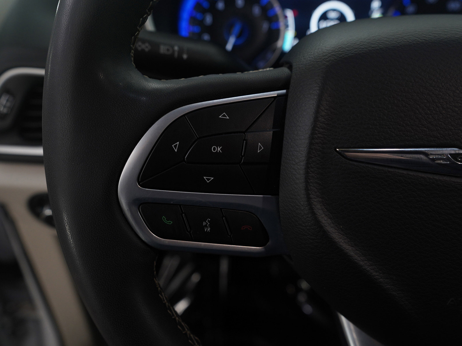 Used 2022 Chrysler Pacifica Touring-L w/ Uconnect Theater Family Group image 19