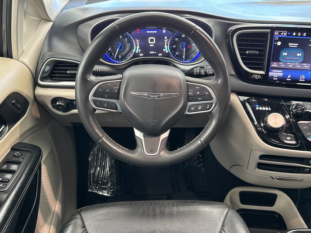 Used 2022 Chrysler Pacifica Touring-L FWD image 13