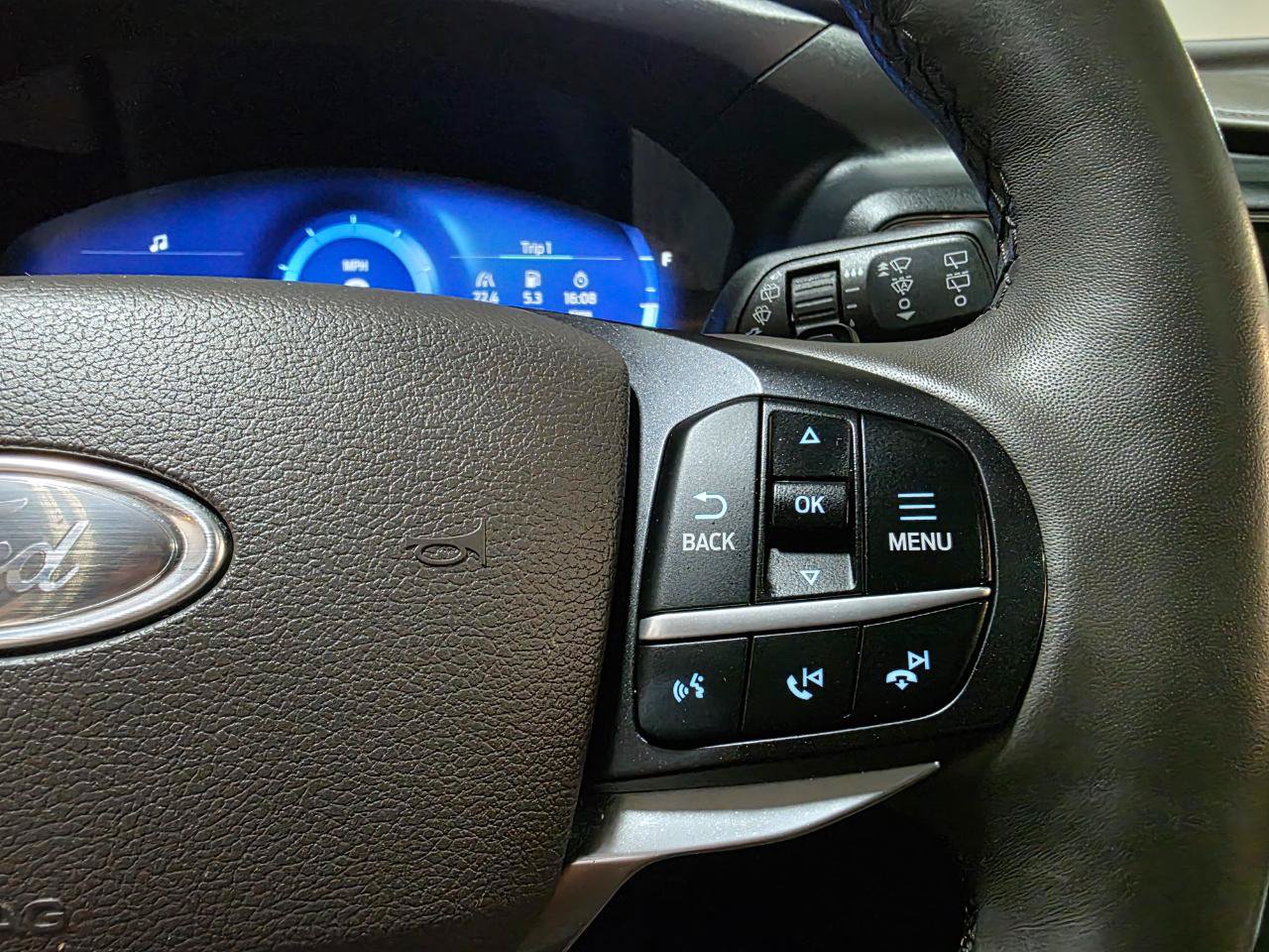 Used 2020 Ford Explorer Platinum w/ Premium Technology Package AWD/4WD image 32