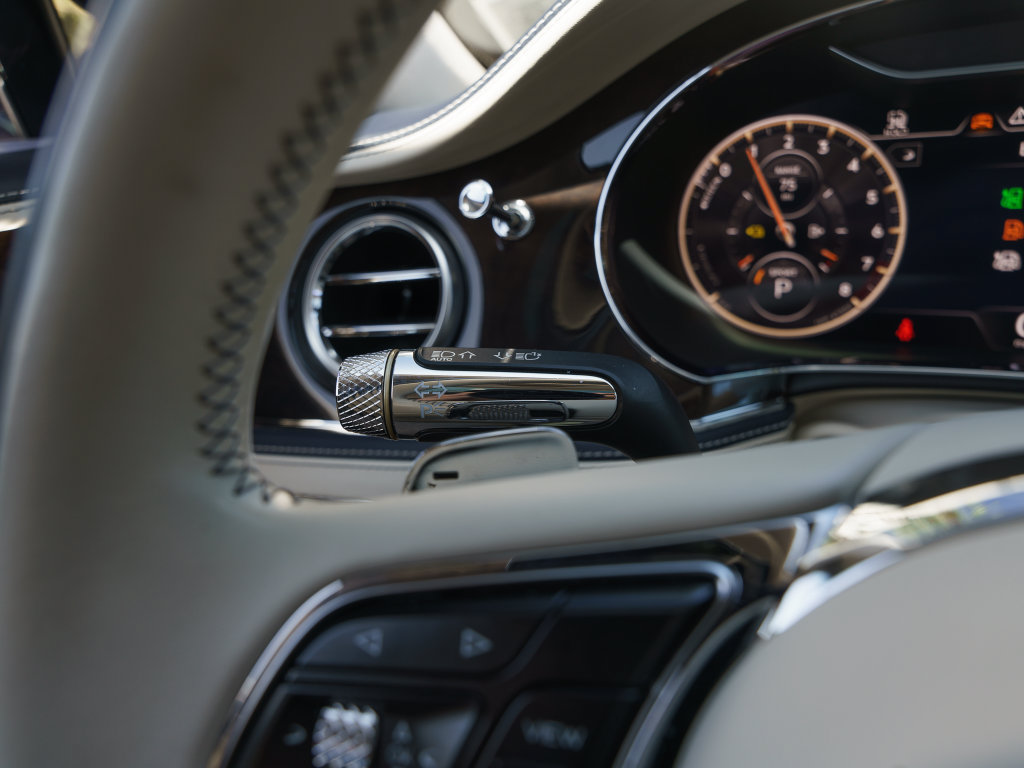 Used 2023 Bentley Flying Spur Plug-In Hybrid AWD/4WD image 11