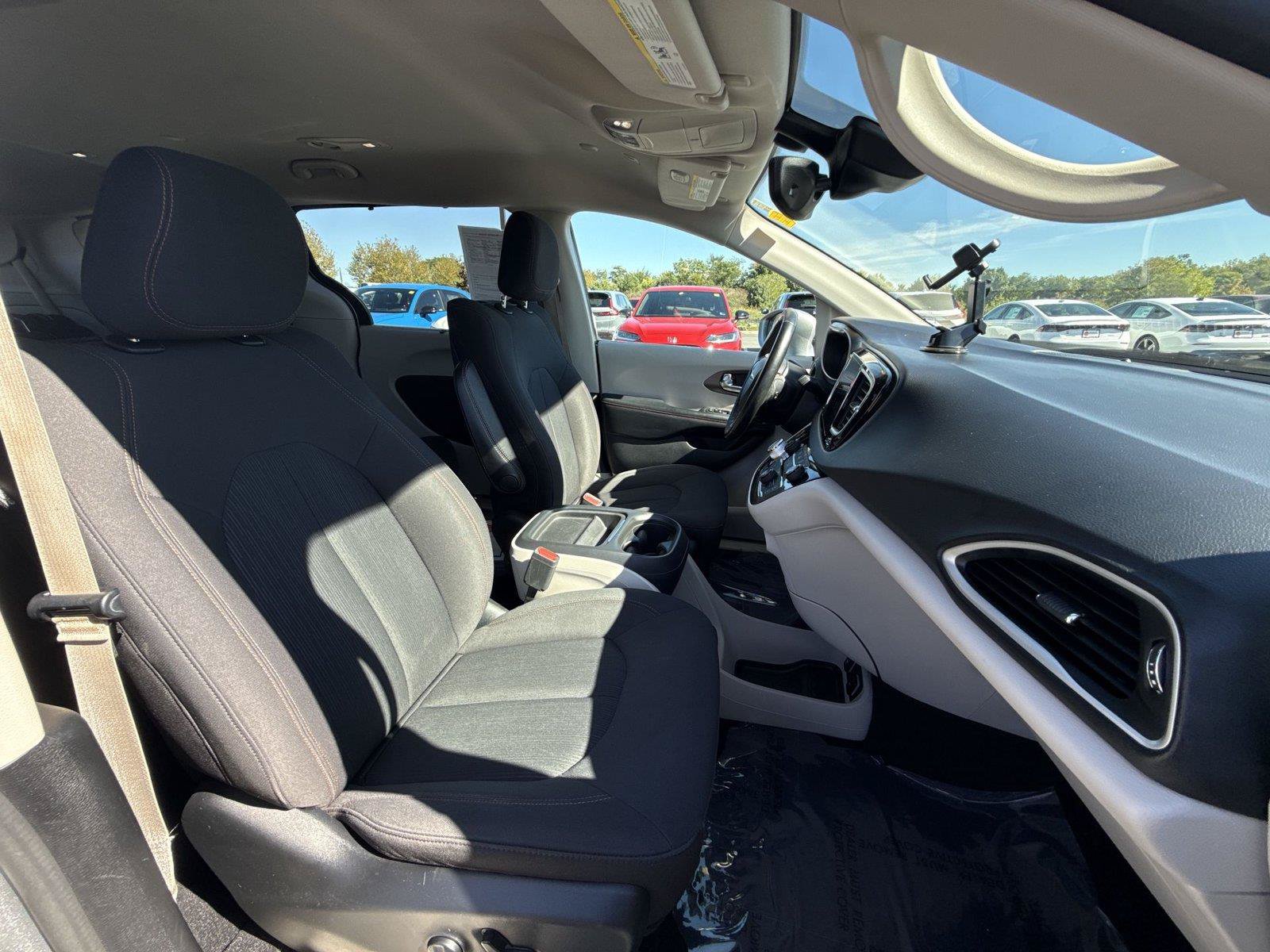 Used 2019 Chrysler Pacifica Touring Plus w/ Advanced Safetytec Group FWD image 20