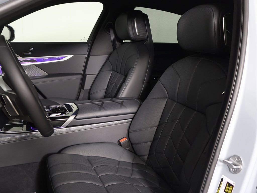 Used 2025 BMW i7 xDrive60 w/ Premium Package image 30