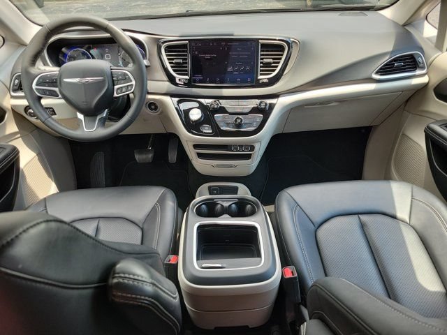Used 2024 Chrysler Pacifica Touring-L FWD image 10