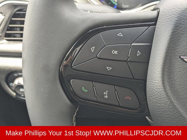Used 2025 Chrysler Pacifica Premium FWD image 24