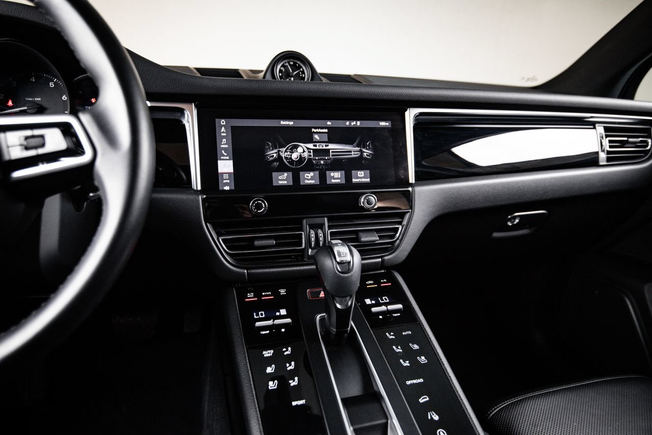 Certified 2022 Porsche Macan AWD/4WD image 19