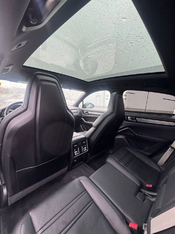Used 2023 Porsche Cayenne Platinum Edition image 17