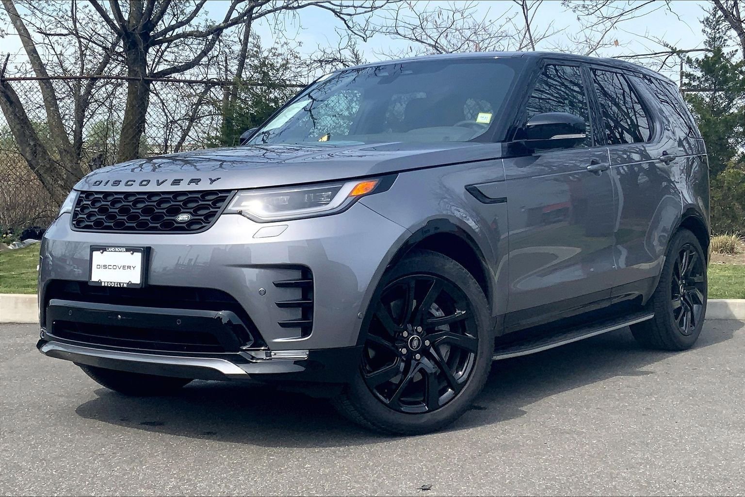 Used 2025 Land Rover Discovery Dynamic SE AWD/4WD image 1