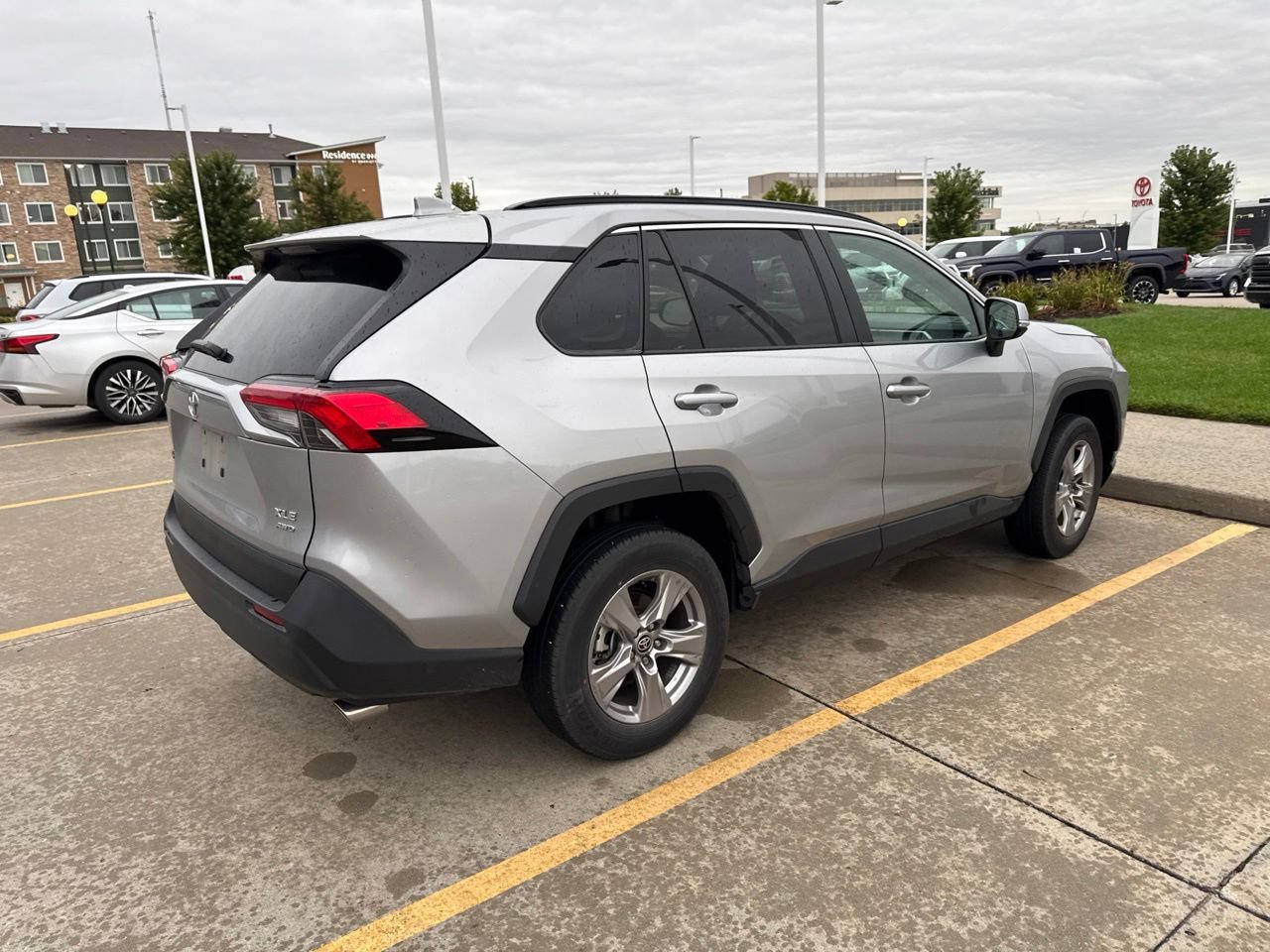 Used 2025 Toyota RAV4 XLE AWD/4WD image 6
