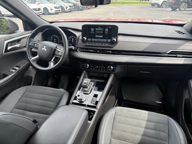 Used 2024 Mitsubishi Outlander AWD image 23