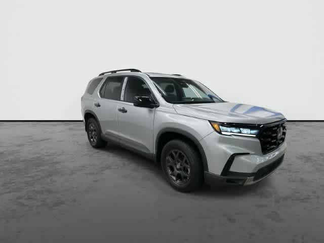 Certified 2025 Honda Pilot TrailSport image 5