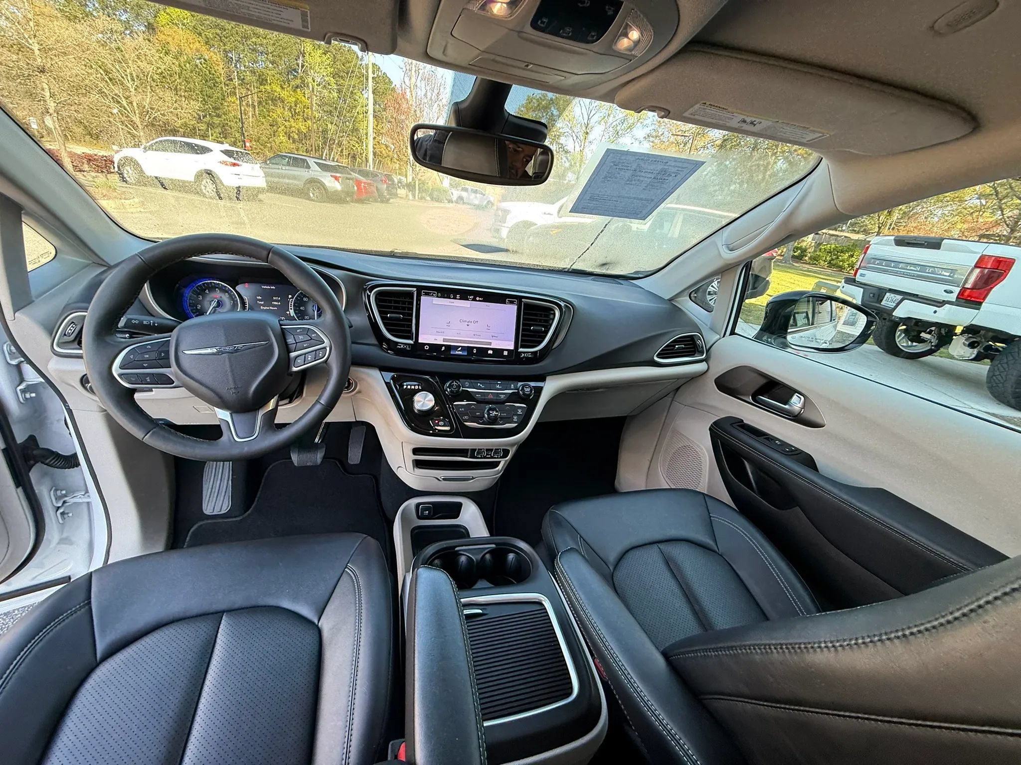 Used 2024 Chrysler Pacifica Touring-L FWD image 12