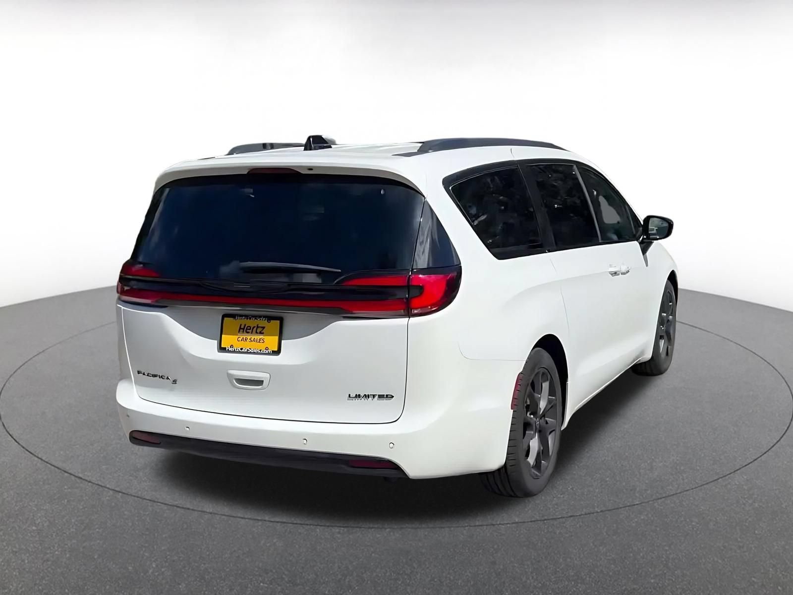 Used 2025 Chrysler Pacifica Limited FWD image 11