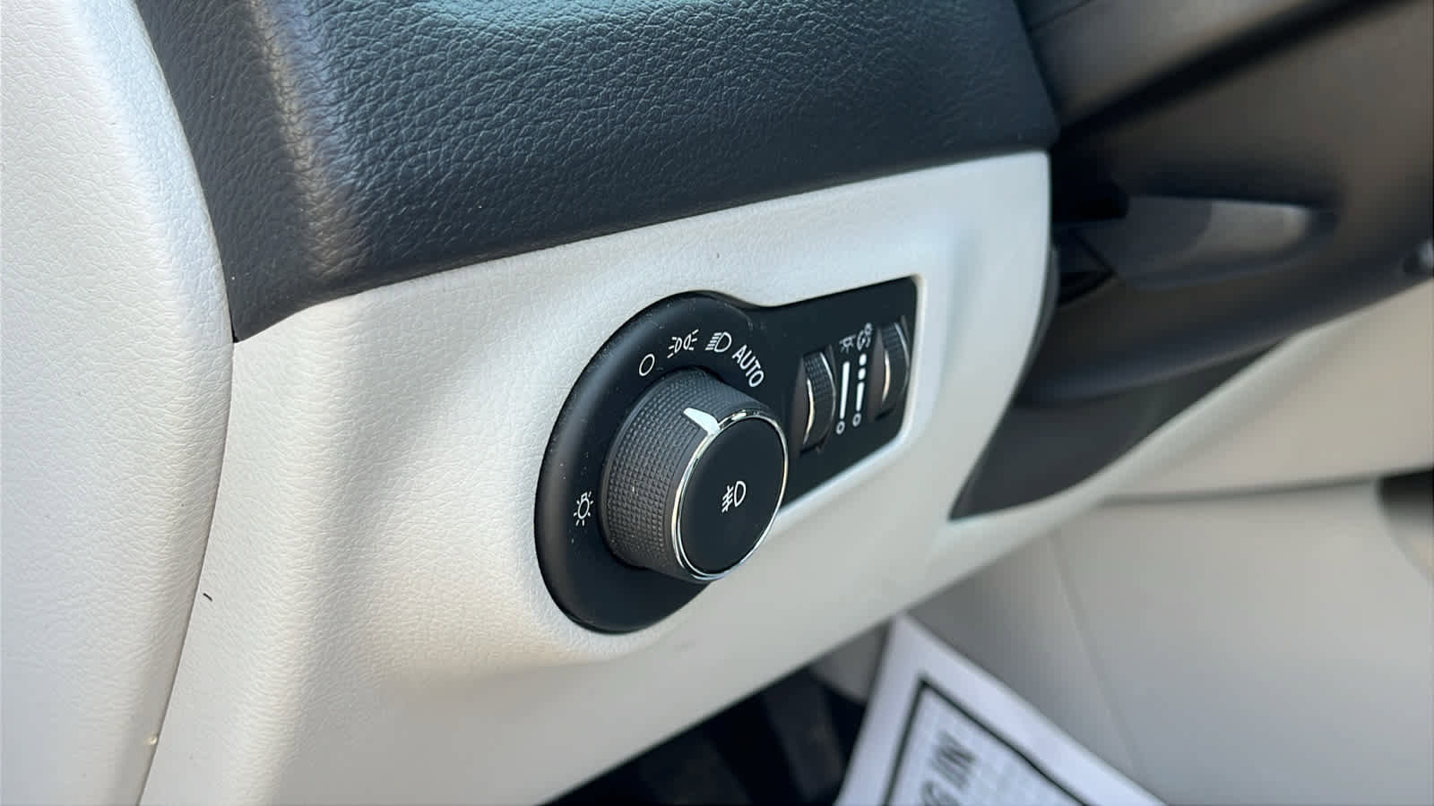 Used 2017 Jeep Compass Latitude w/ Cold Weather Group image 21