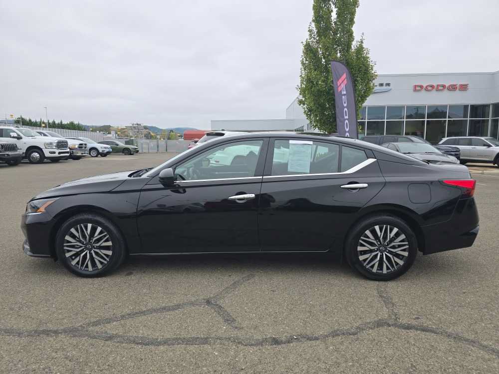 Used 2023 Nissan Altima 2.5 SV w/ SV Premium Package FWD image 2