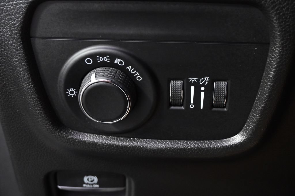 Used 2023 Jeep Grand Cherokee Altitude AWD/4WD image 24
