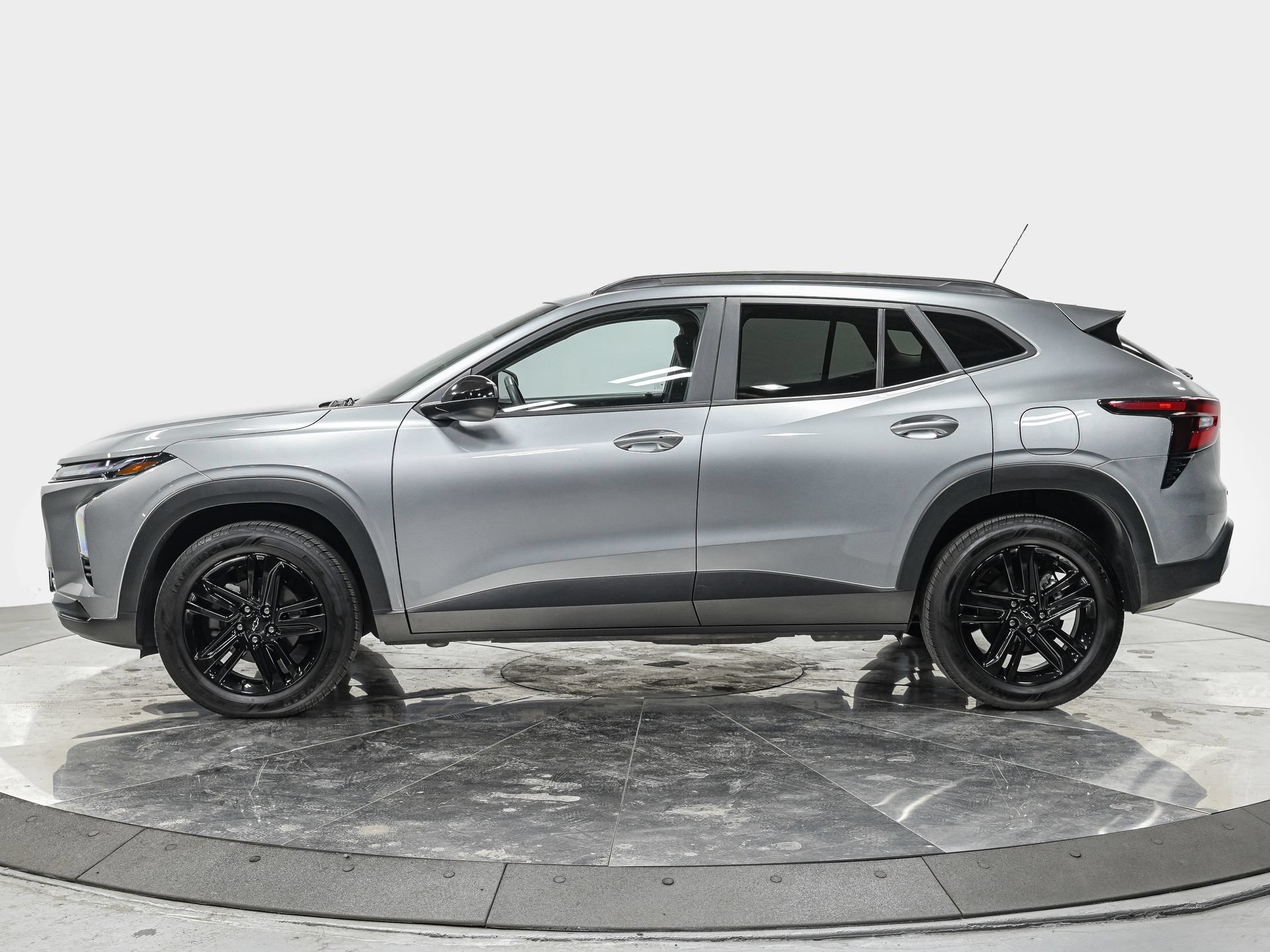 Used 2025 Chevrolet Trax ACTIV w/ Sunroof Package FWD image 2