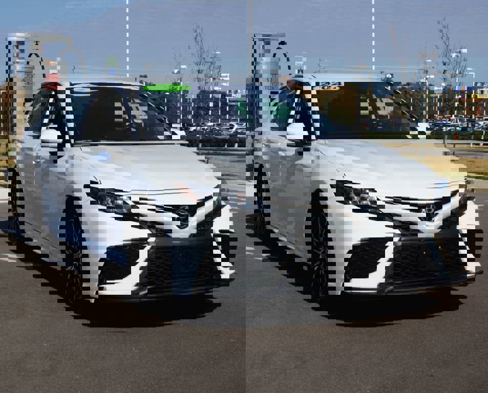 Used 2024 Toyota Camry SE image 2