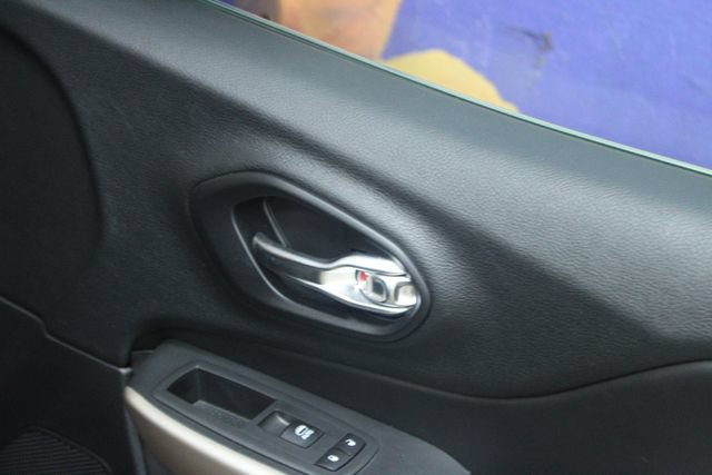 Used 2017 Jeep Cherokee Limited w/ Luxury Group AWD/4WD image 11