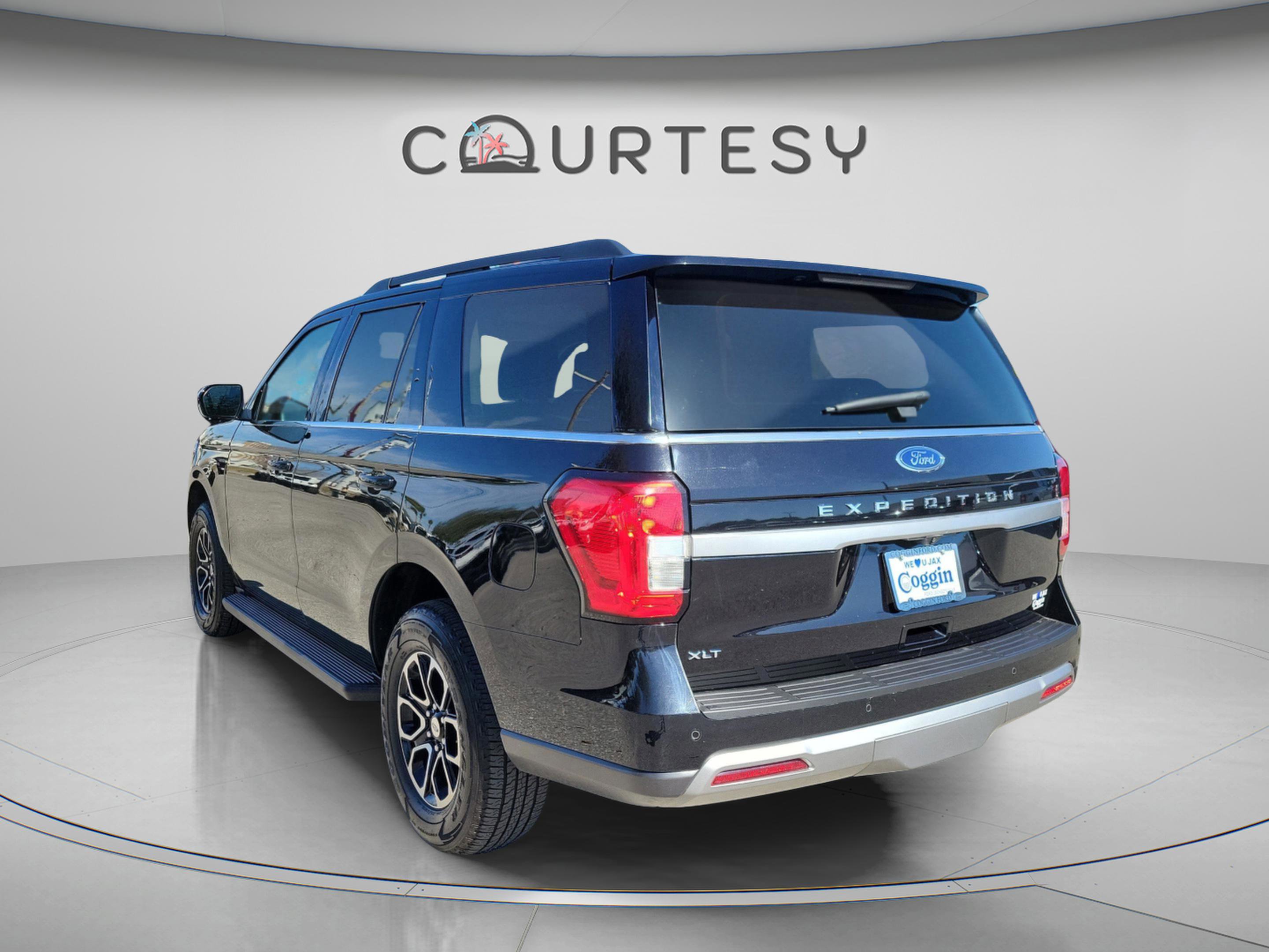 Used 2024 Ford Expedition XLT image 3