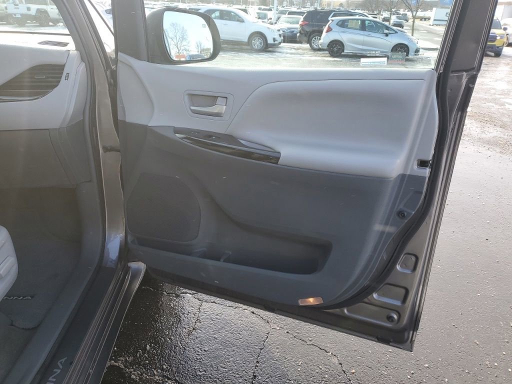 Used 2015 Toyota Sienna XLE image 28