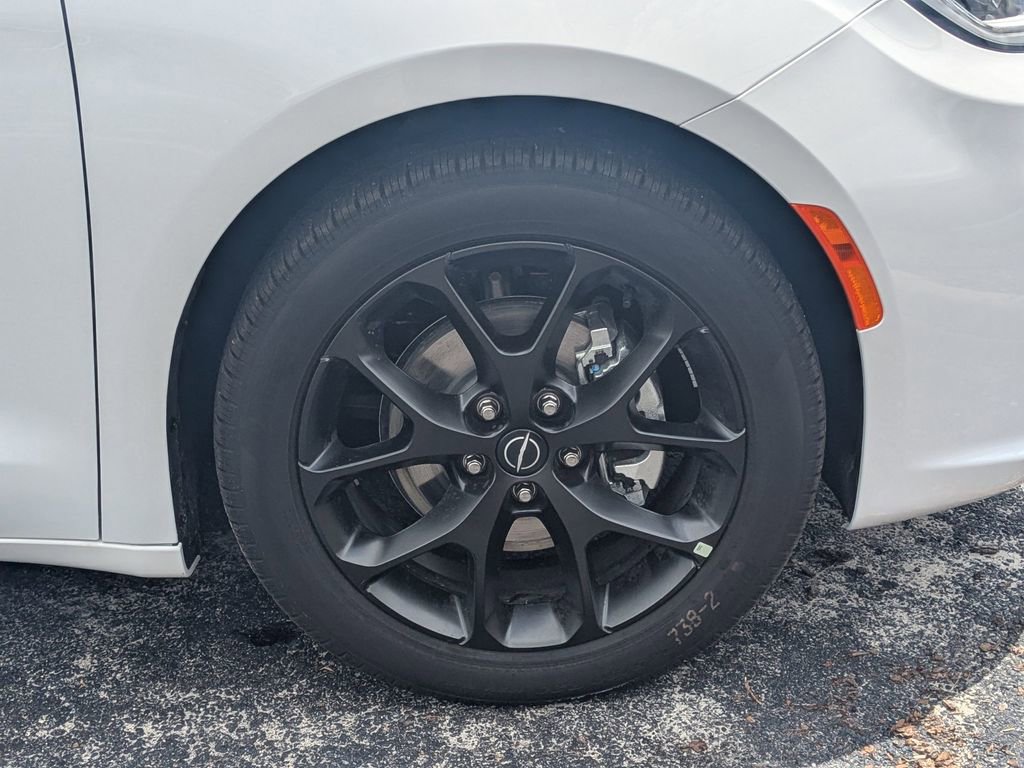 New 2026 Chrysler Pacifica Limited w/ S Appearance Package FWD image 11