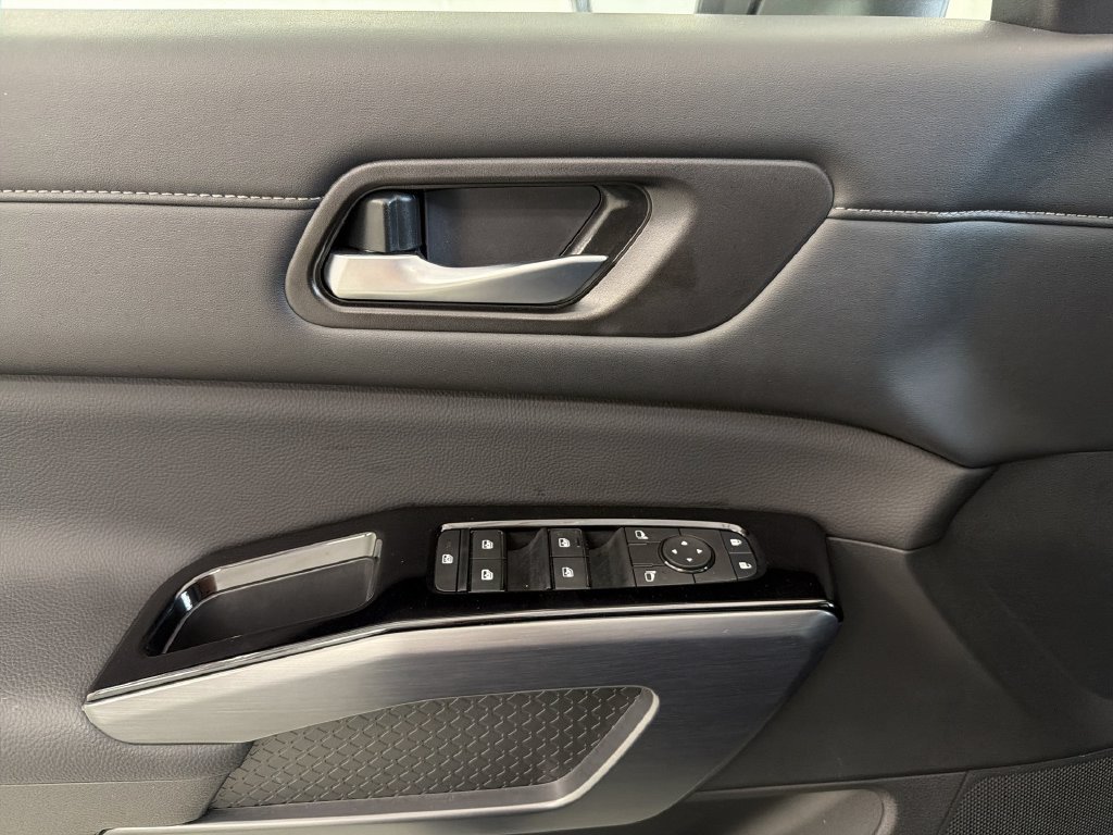 Certified 2025 Nissan Pathfinder SL AWD/4WD image 26