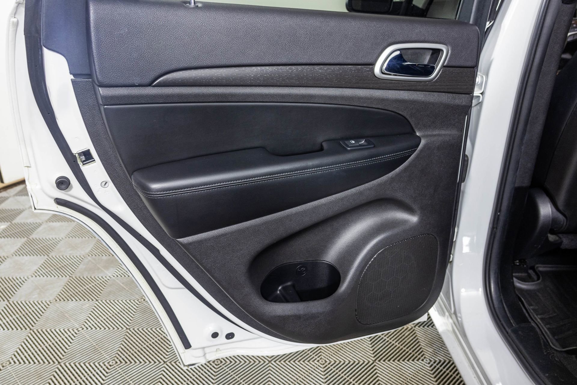 Used 2018 Jeep Grand Cherokee Altitude image 42