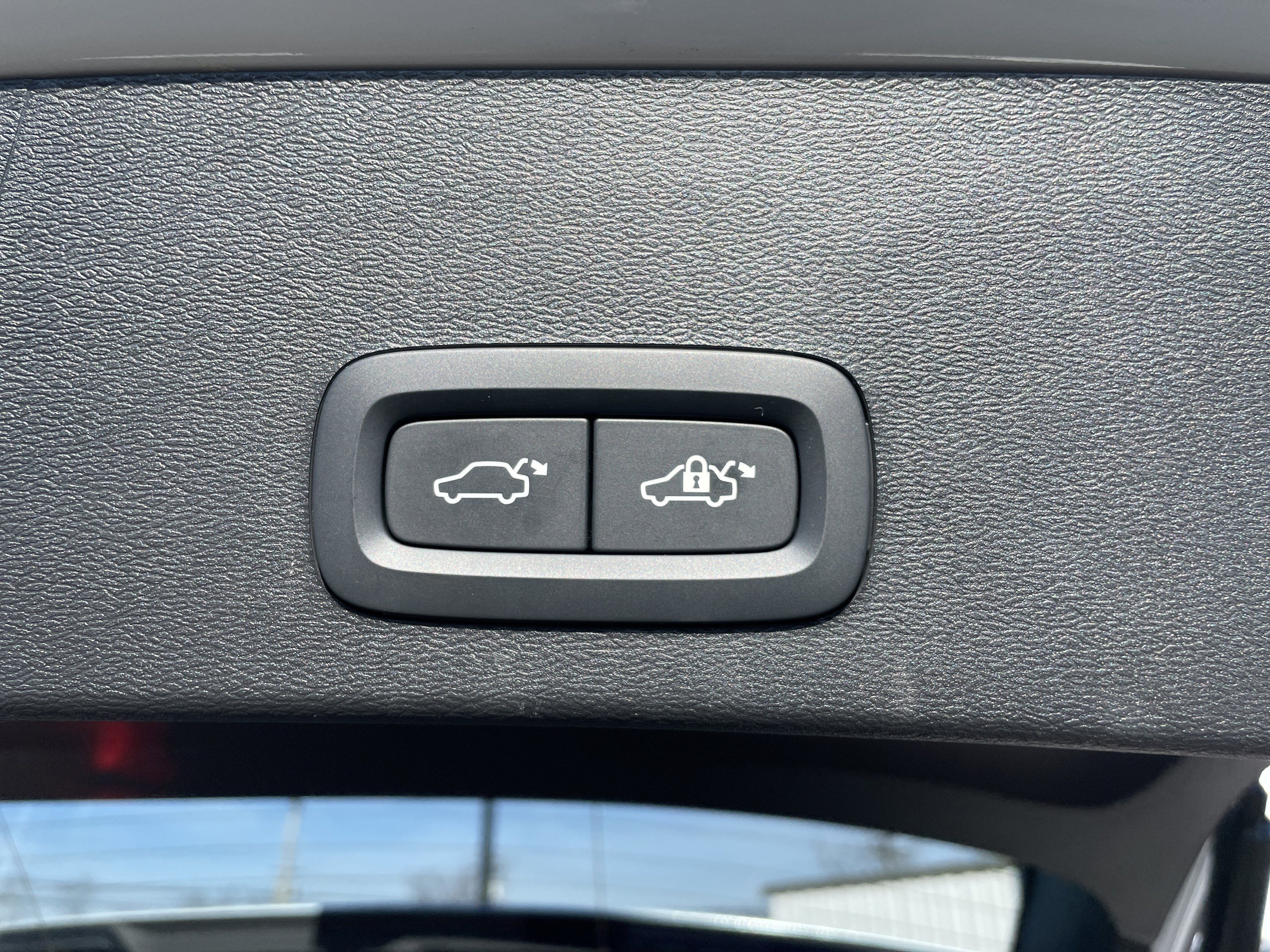 Used 2025 Volvo XC40 B5 Core image 29