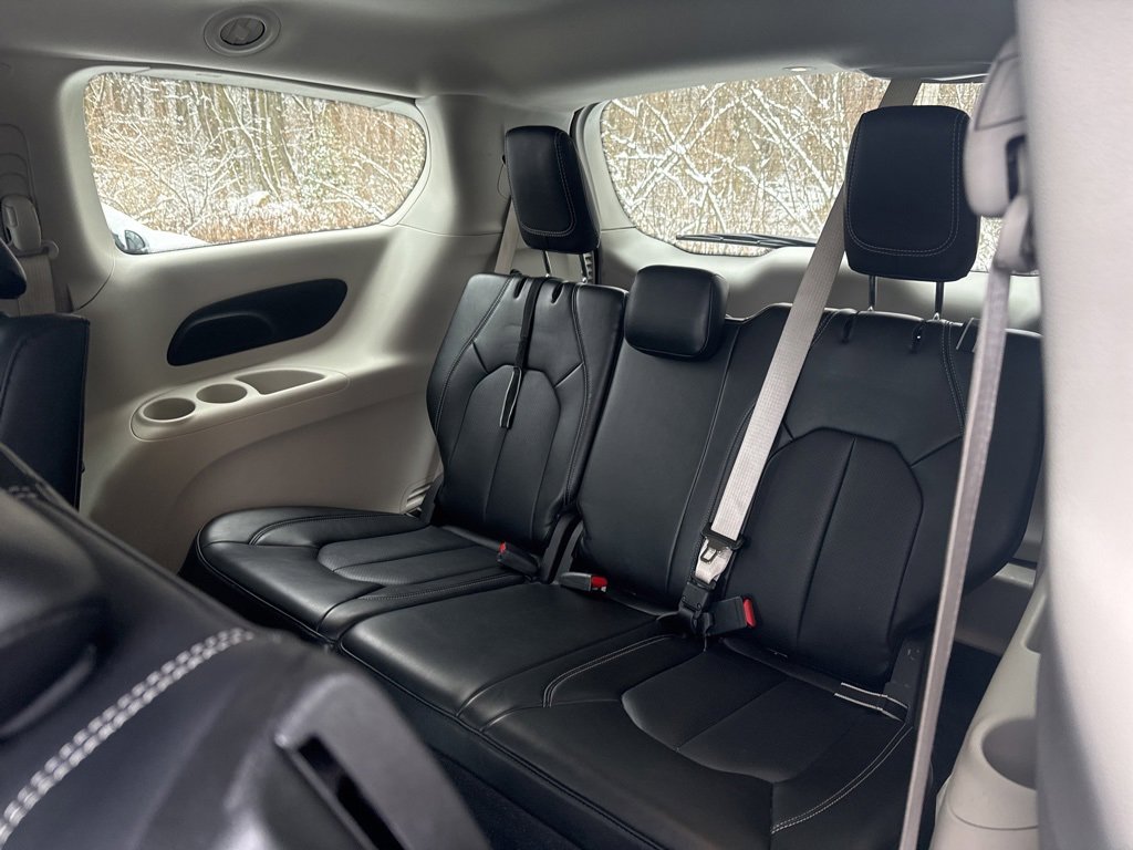 Used 2024 Chrysler Pacifica Select image 36