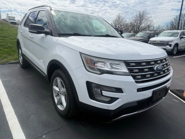 Used 2017 Ford Explorer XLT w/ Equipment Group 202A image 3