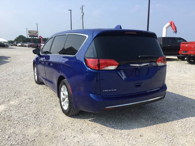 Used 2018 Chrysler Pacifica Touring Plus w/ Tire & Wheel Group FWD image 5